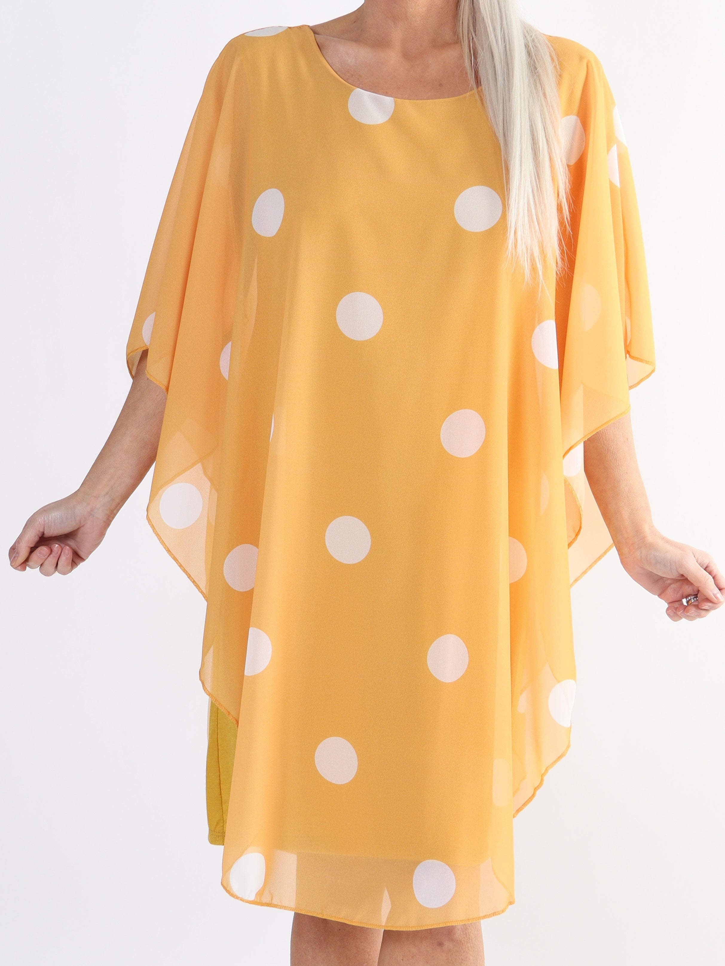 Kenya Dot - Tunikaklänning i plus size med prickigt chiffonglager